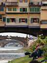 Le botteghe del ponte vecchio si affacciano sul fiume