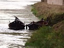 Barche di fiumi nordici sotto il ponte vecchio